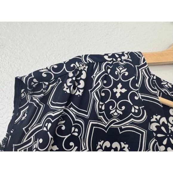 Ann Taylor Navy Blue and White Tiled‎ Mixed Media Top Size Medium - Picture 4 of 6